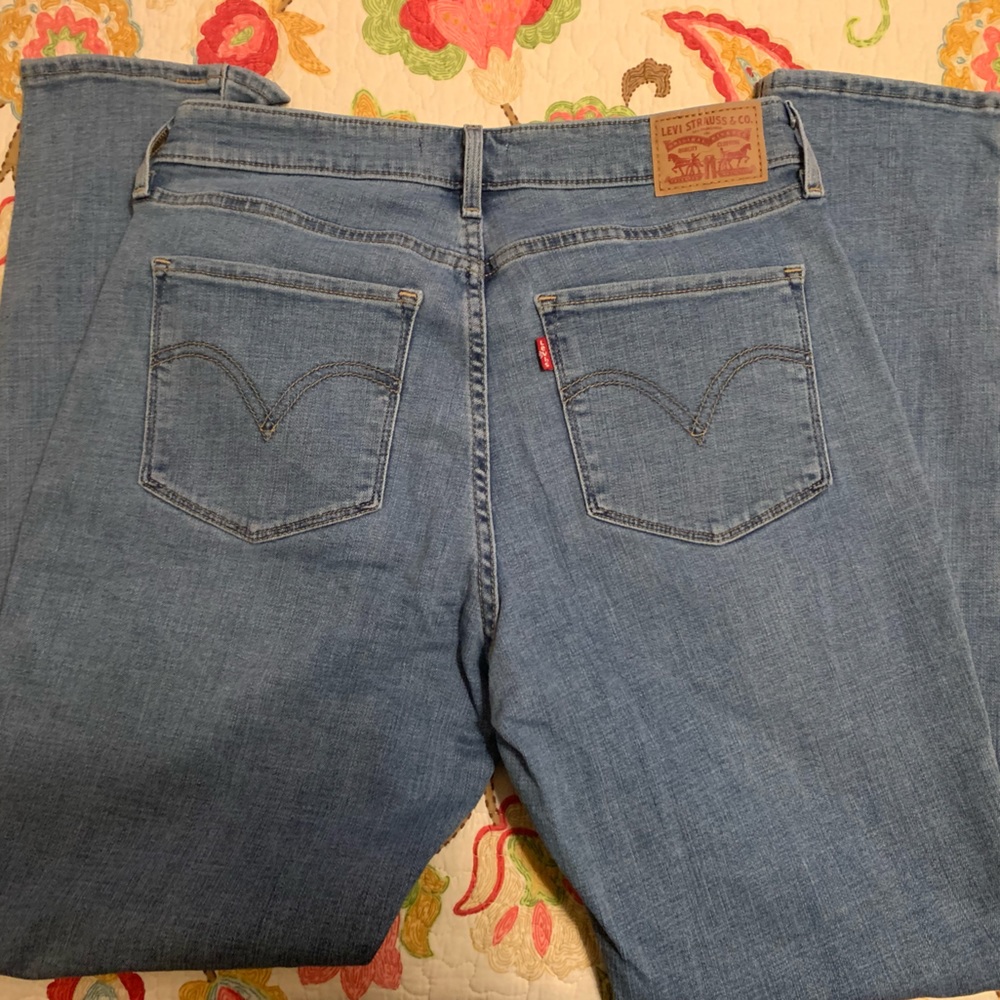 Levis women’s classic mid rise skinny 12 jeans